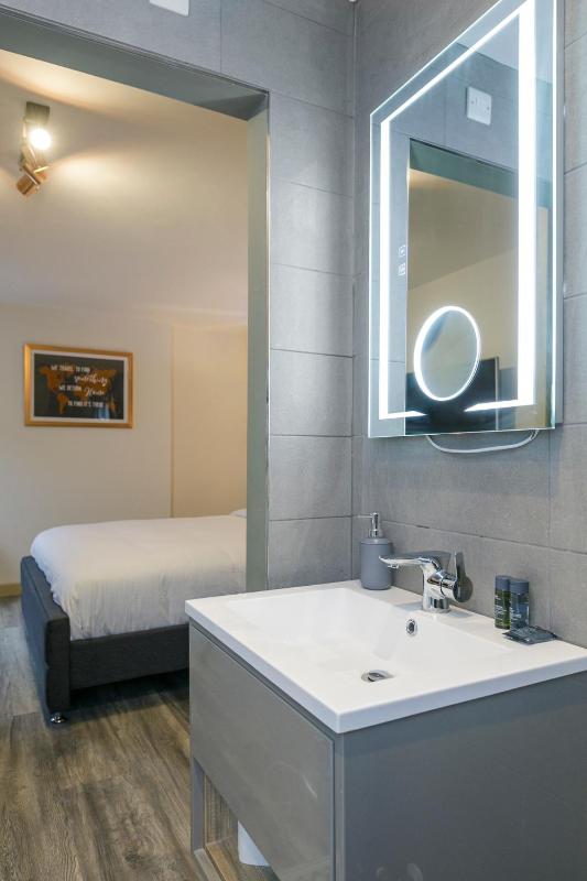 Deluxe King Room image 3