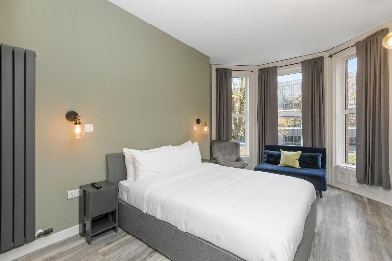 Deluxe Triple Room image 2