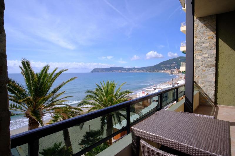 Studio Apartment with Sea View image 2