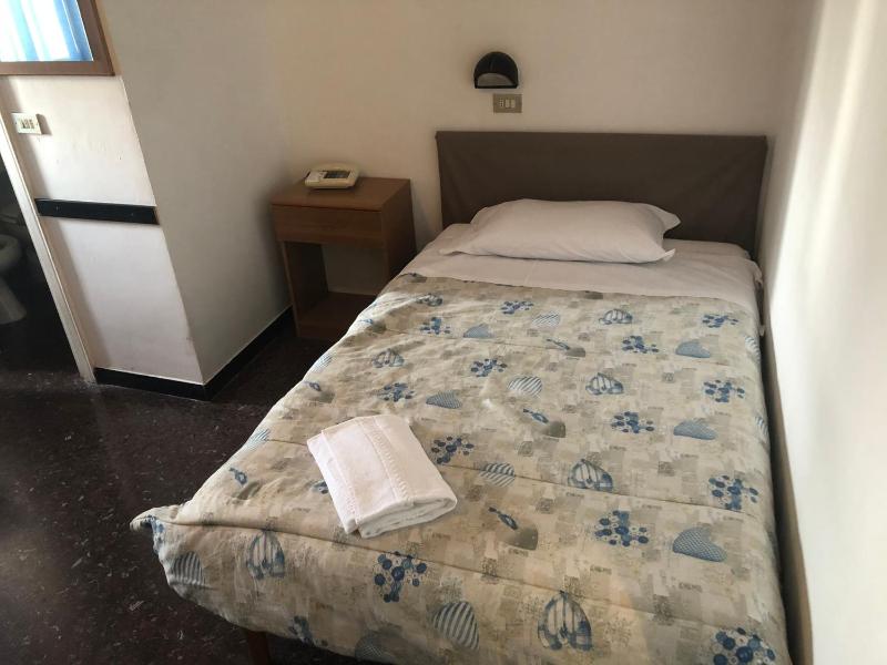 Standard Single Room image 2