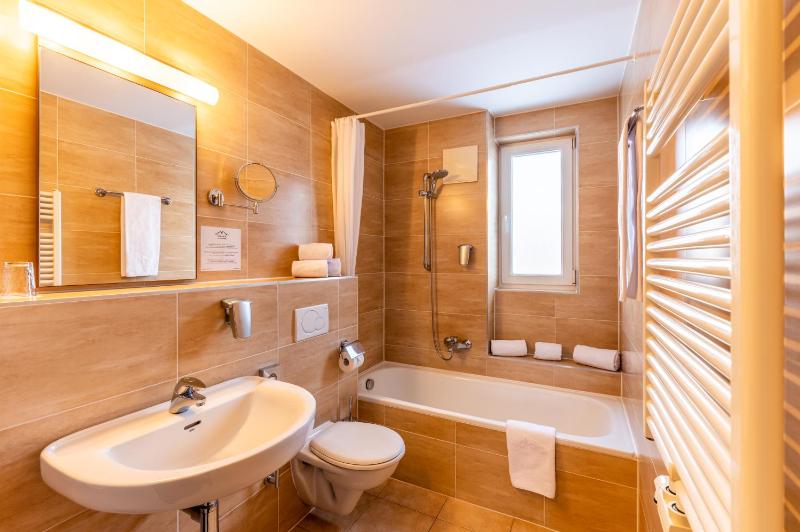 Standard Double or Twin Room image 4