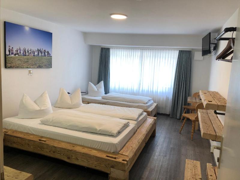 Triple Room with Shared Bathroom image 3
