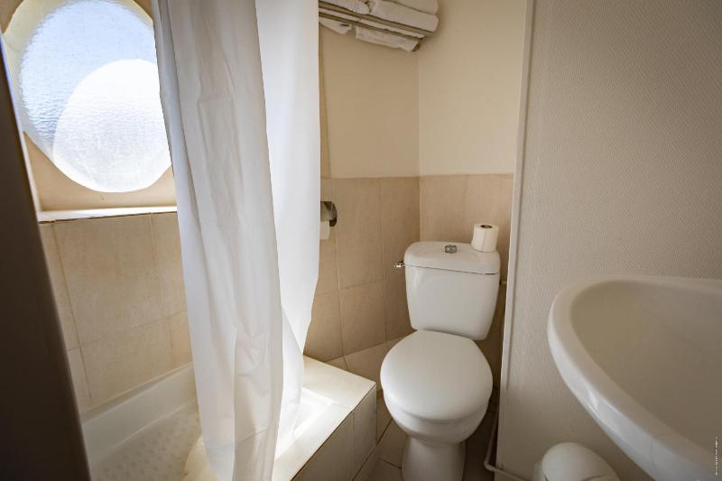 Standard Twin Room image 4