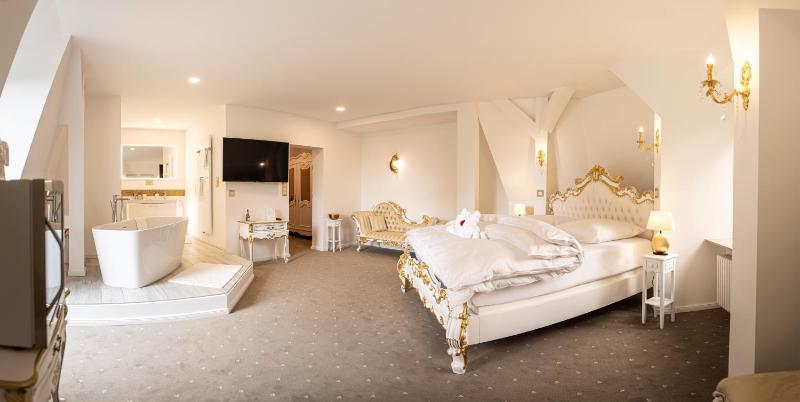 Suite with Balcony - Castle image 2