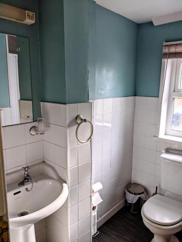 Single Room with Bathroom image 2