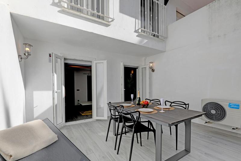 One-Bedroom Apartment image 4
