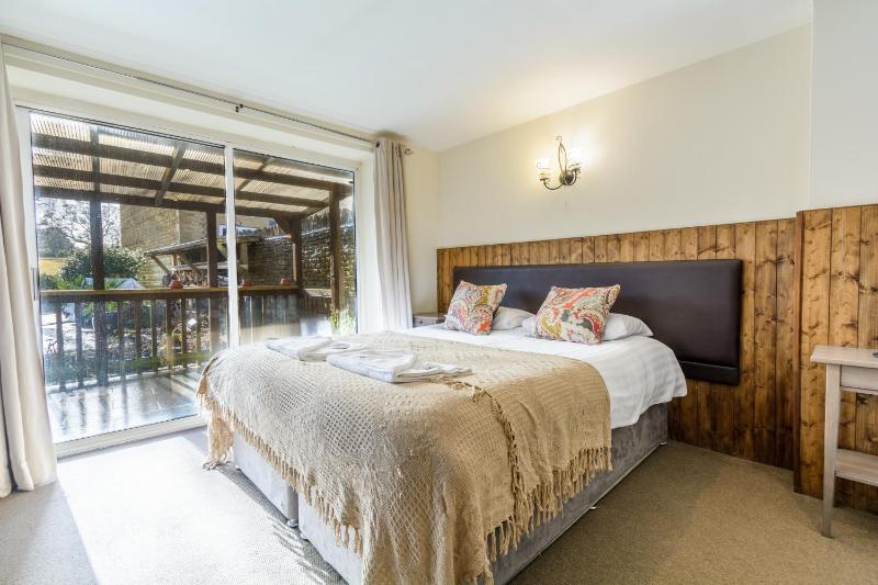 Large Double or Twin Room image 3