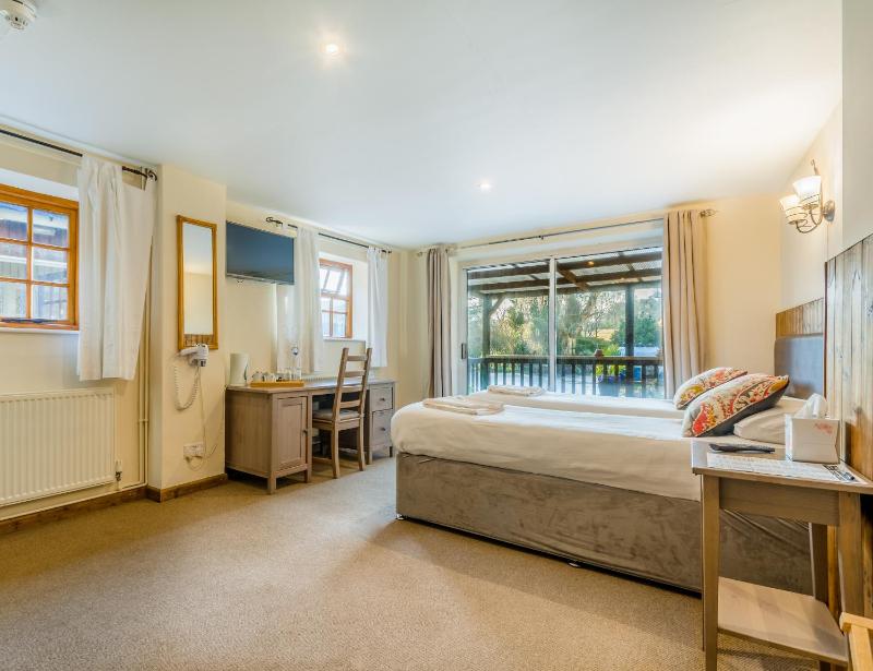 Large Double or Twin Room image 4