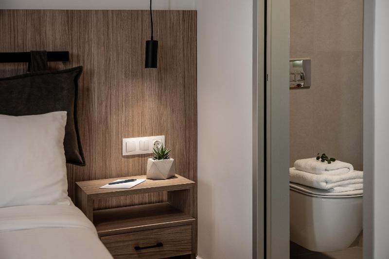 Twin Room with Balcony image 3