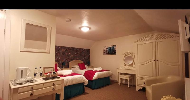 Twin Room image 2