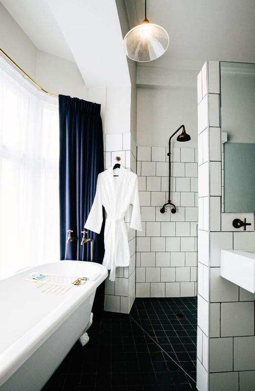 Queen Suite - Non-Smoking image 4