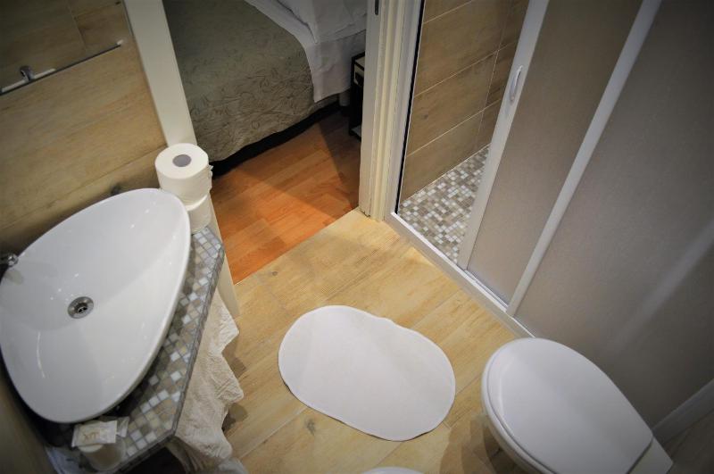 Basic Double Room image 2
