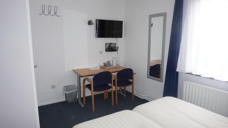 Small Twin Room image 4