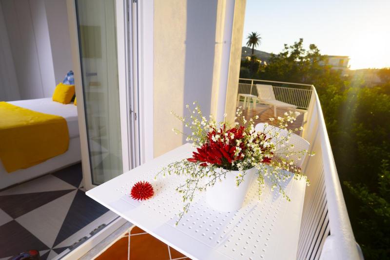 Deluxe Double Room with Balcony image 4