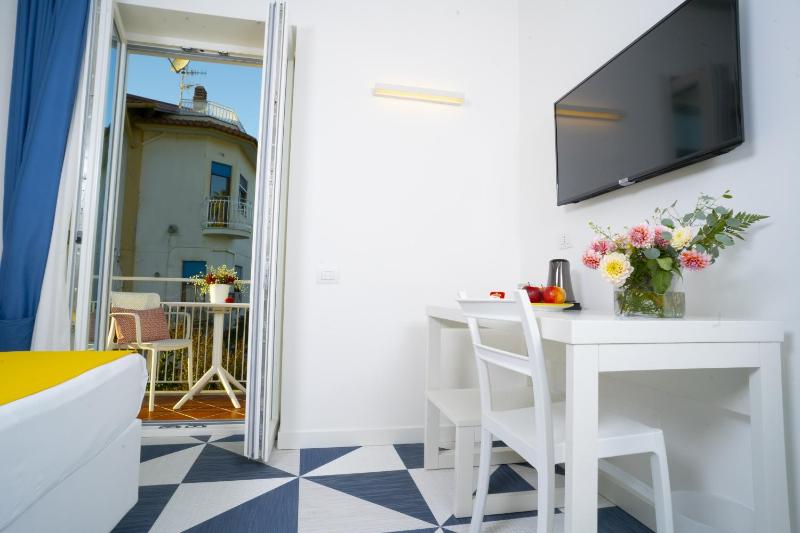 Deluxe Double Room with Balcony image 3