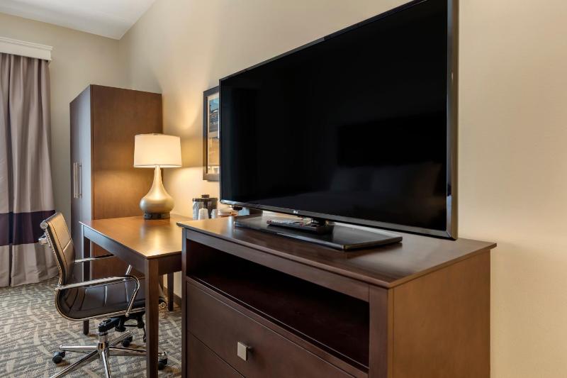 King Suite with Sofa Bed - Non-Smoking image 3