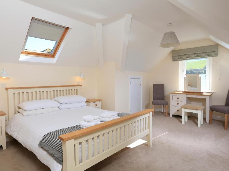 6 Chichester Court - image 9