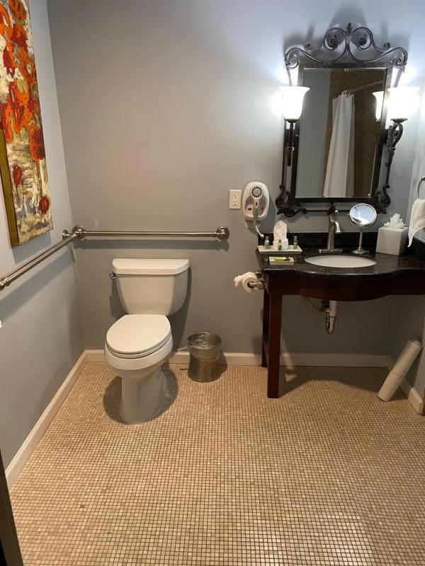 King Room - Accessible/Non-Smoking image 4