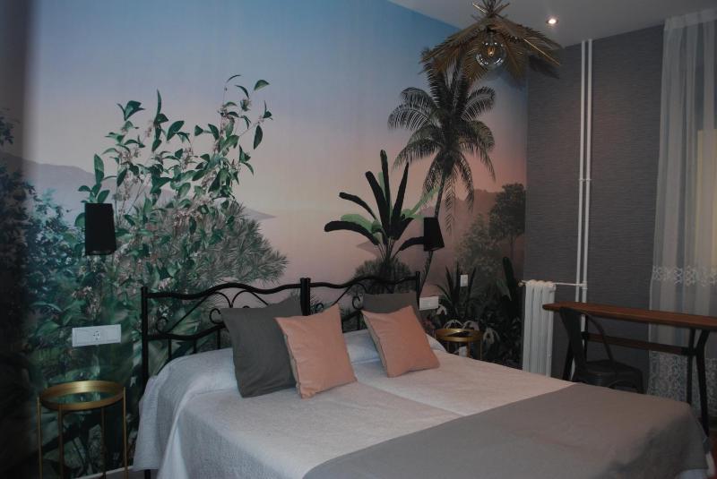 Twin Room with Private Bathroom image 4