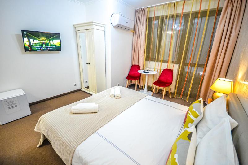 Queen Room with Balcony image 2