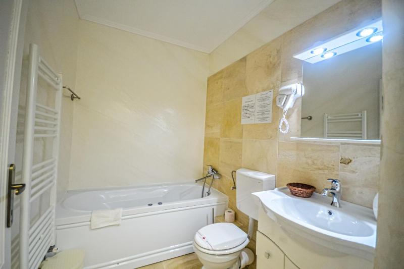 Queen Room with Balcony image 4