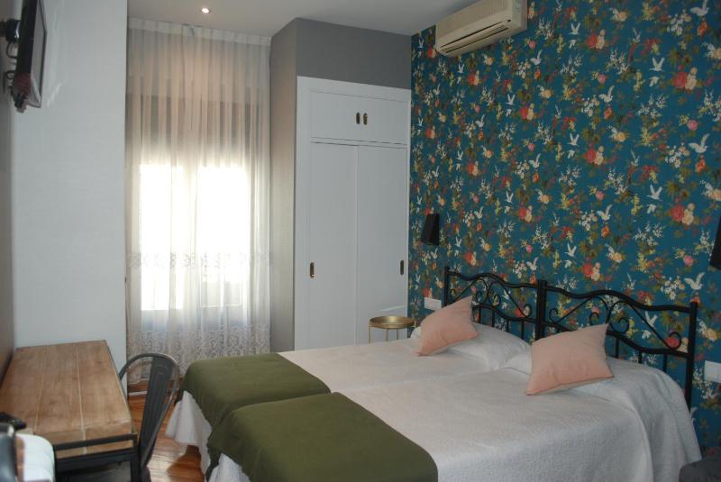 Twin Room with Private Bathroom image 2