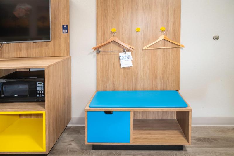 King Room with Walk-in Shower - Mobility Access/Non-Smoking image 3