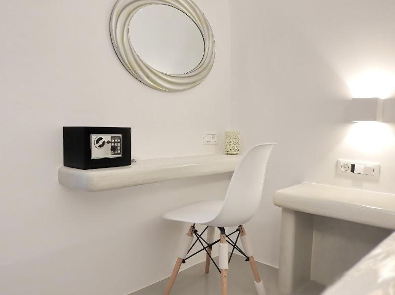 Deluxe Double Room with Shower image 2