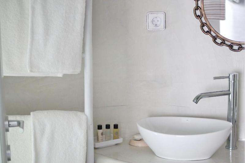 Deluxe Double Room with Shower image 4