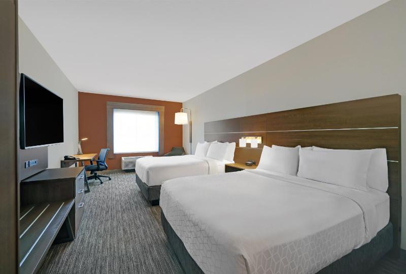Standard Queen Room with Two Queen Beds image 2