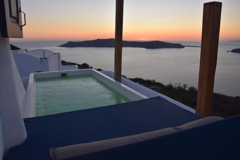 Junior Suite with Private Outdoor Heated Plunge Pool and Caldera View image 3