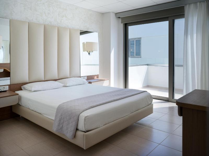 Suite with Sea View image 2