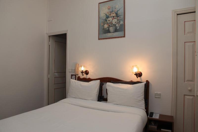 Double Room image 3