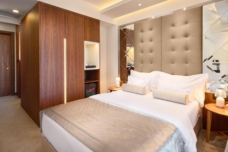 Cozy Double Room with Balcony - Free Parking image 2