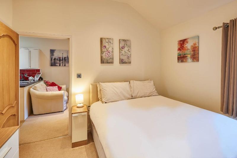 Host & Stay - Folkton Cottages - image 5