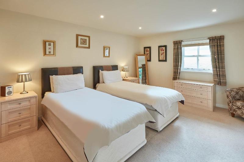 Host & Stay - Folkton Cottages - image 8