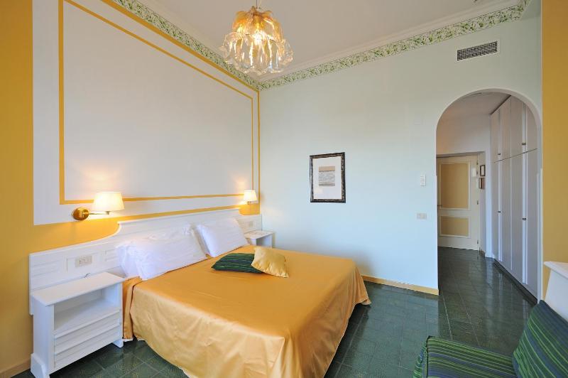 Superior Double or Twin Room with Sea View image 3