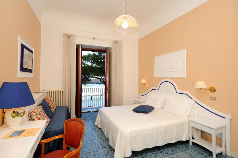 Superior Double or Twin Room with Sea View image 4