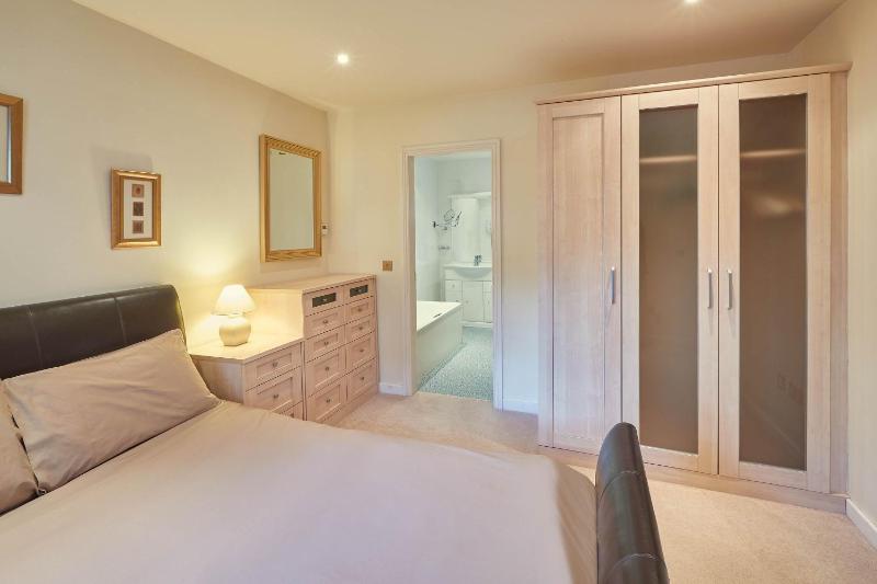 Host & Stay - Folkton Cottages - image 19