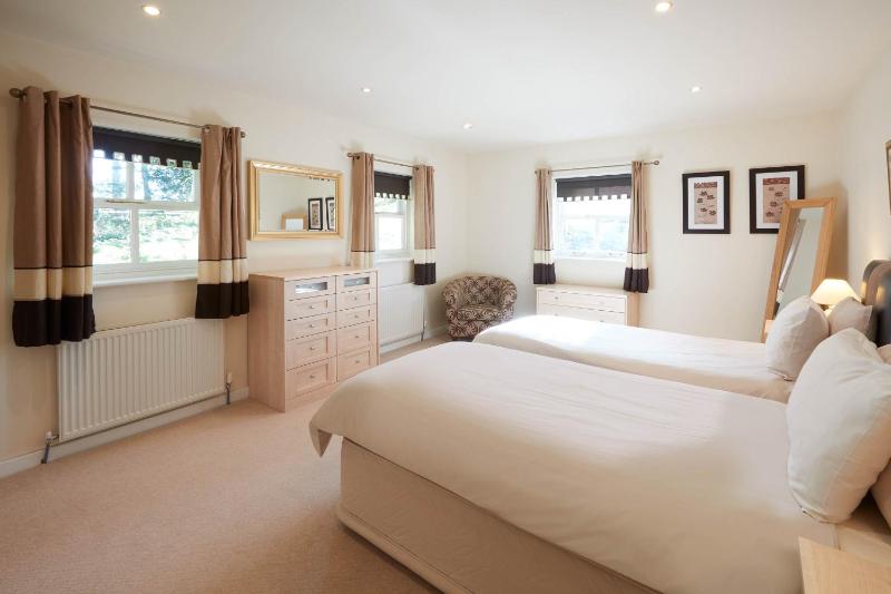 Host & Stay - Folkton Cottages - image 2