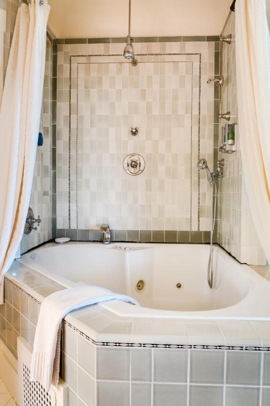 King Room with Spa Bath image 3