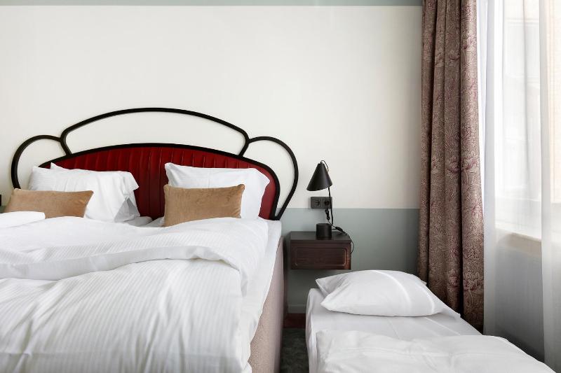 Large Standard Twin Room (2 Adults + 1 Child) image 2