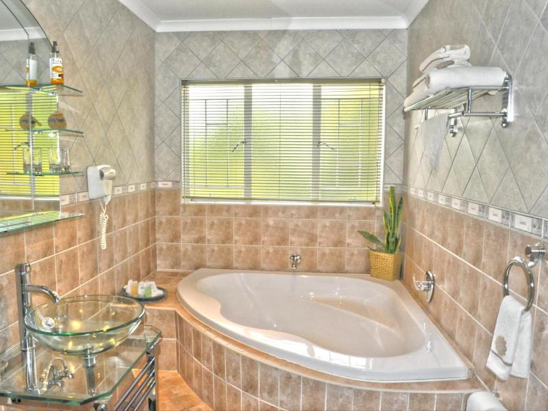 Ipe Tombe Guest Lodge - Midrand - image 7
