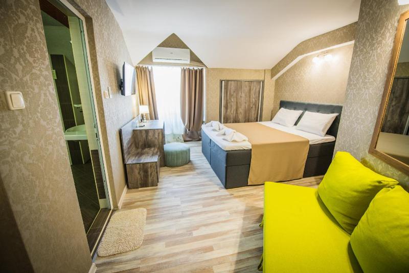 Deluxe Double Room image 2