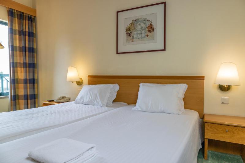 Twin Room image 3