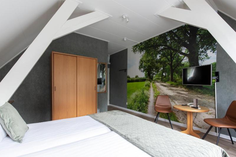 Superior Twin Room image 3