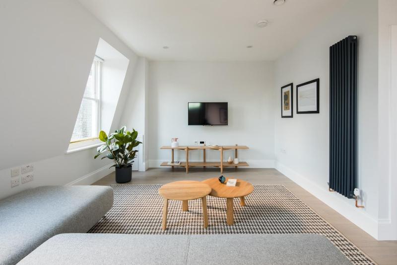 King Suite with Balcony image 3