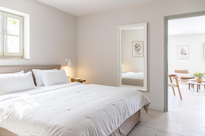 Sea View Suite with Sharing Pool image 4
