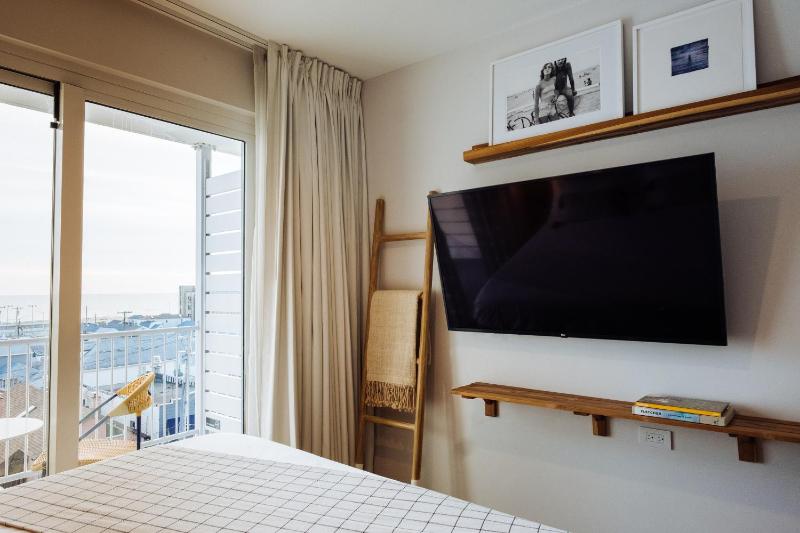 Standard King Room image 3