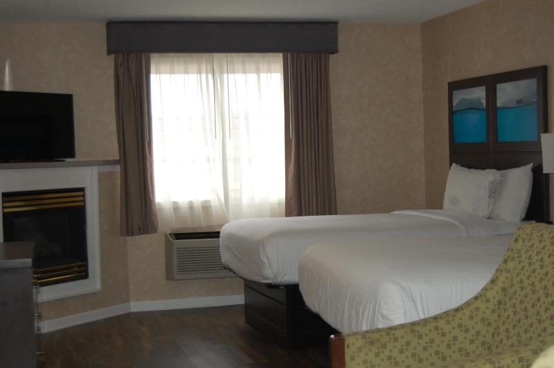 Suite with Two Queen Beds, Fireplace and Spa Bath image 1